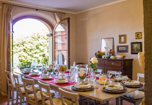 La sala da pranzo con uscita sulla pergola. AP1 – Dimora San Germano