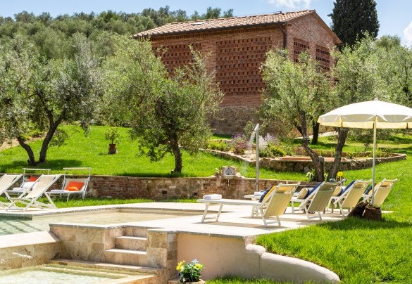 La piscina e il fienile immersi nel verde – Dimora San Germano