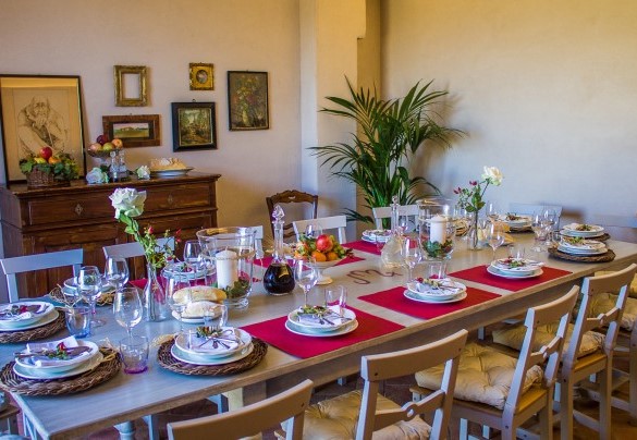 La sala da pranzo con uscita sulla pergola. AP1 – Dimora San Germano