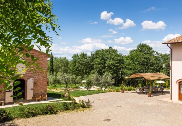 L’area parcheggio posta sul lato frontale della villa – Dimora San Germano