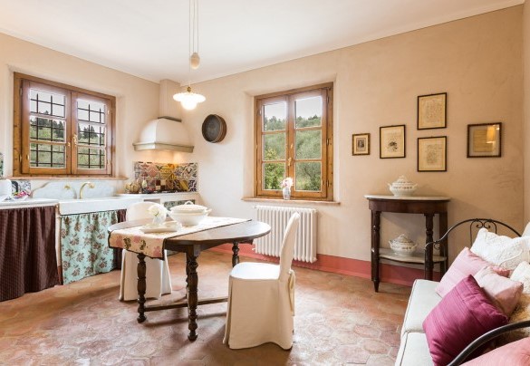 Zona living con angolo cottura e divano letto singolo al primo piano. AP3 – Dimora San Germano