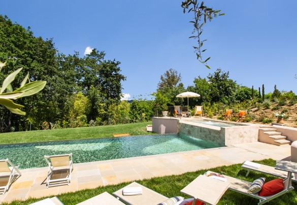 La bellissima piscina a sfioro con la spaziosa area prendisole attrezzata con lettini, sdraio e ombrelloni – Dimora San Germano