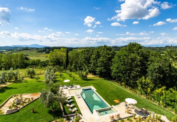 Panoramica sul parco e sulla piscina con il drone – Dimora San Germano