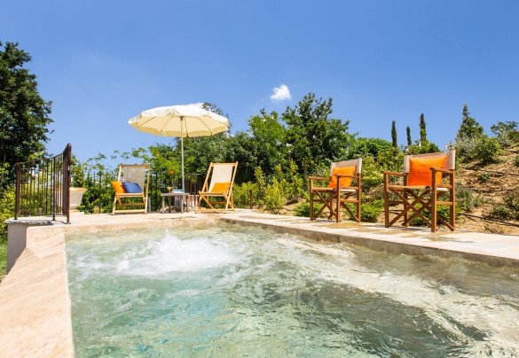 La vasca più alta della piscina con idromassaggio – Dimora San Germano