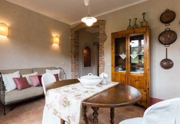Zona living con angolo cottura e divano letto singolo al primo piano. AP3 – Dimora San Germano