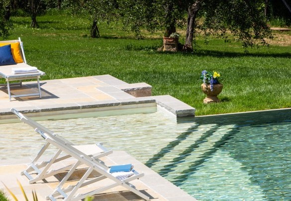 Scendendo per una spiaggetta in pietra bianca si accede alla vasca principale, di m 4.50 x 12, a sfioro con altezza all'ingresso di 90 cm fino ad arrivare a 140 cm – Dimora San Germano