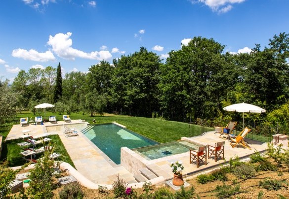 Il parco di querce, ulivi e cipressi incornicia la piscina – Dimora San Germano