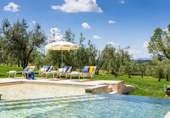 Il solarium attrezzato con lettini, sdraio e ombrelloni – Dimora San Germano