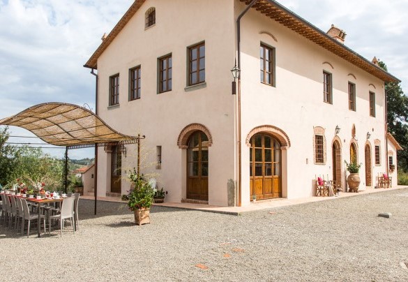La villa e la pergola per consumare gradevoli pasti all’aperto – Dimora San Germano