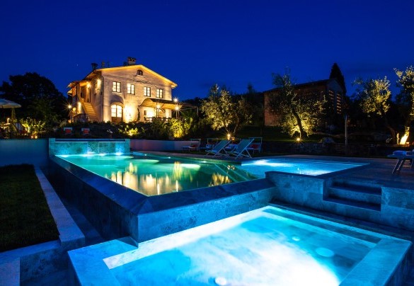 La villa si accende di luci soffuse ed avvolgenti per godere di momenti indimenticabili sotto il cielo toscano - Dimora San Germano