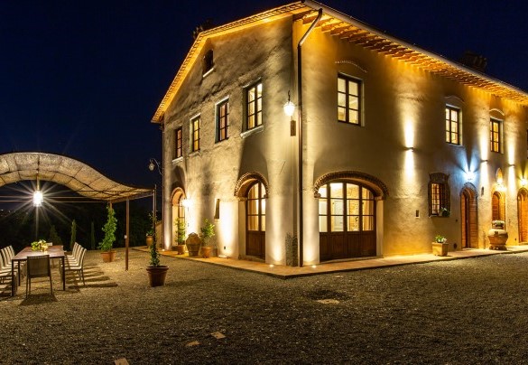 La villa avvolta da luci dai toni caldi e soffusi – Dimora San Germano