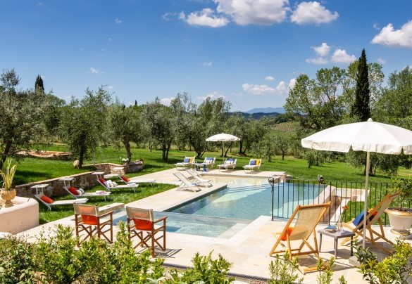 La bellissima piscina a sfioro con la spaziosa area prendisole attrezzata con lettini, sdraio e ombrelloni – Dimora San Germano