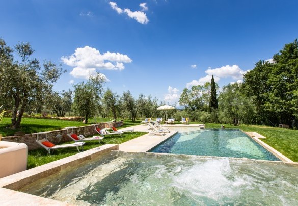 Vasca jacuzzi, di dimensioni 4x2 m, dalla quale si può godere un panorama unico – Dimora San Germano