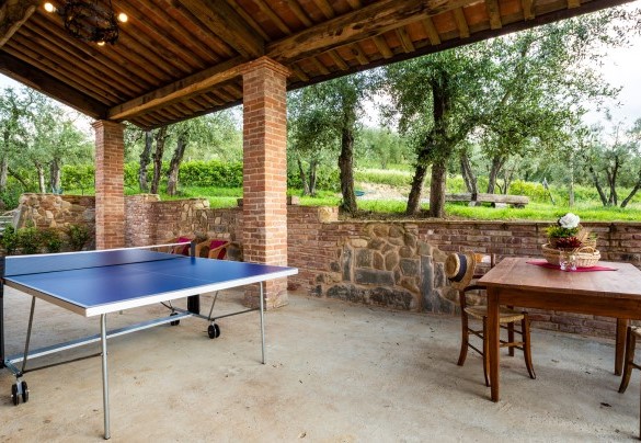 Il portico del fienile con il tavolo da ping pong – Dimora San Germano