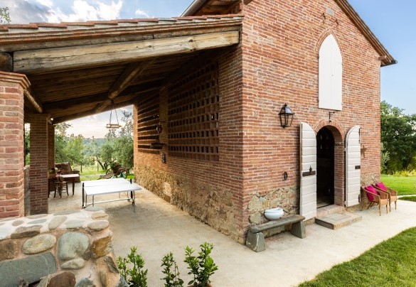 L’ex-fienile restaurato con zona living e tv satellitare, portico con ping pong – Dimora San Germano