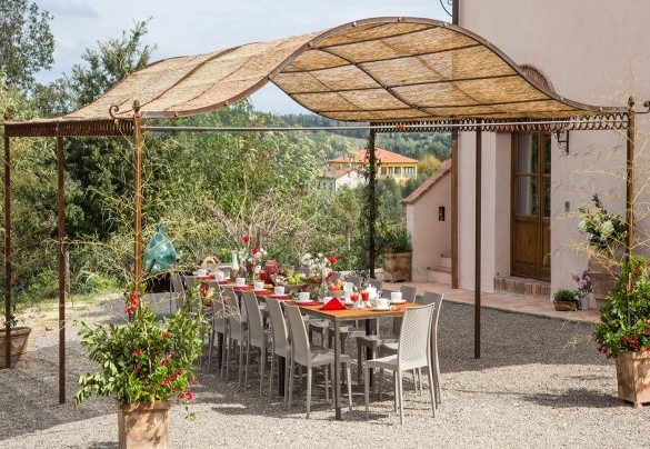 La pergola con il tavolo da pranzo esterno comodamente collocata vicino alla sala d pranzo – Dimora San Germano