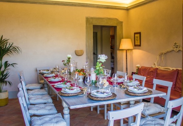 La sala da pranzo con uscita sulla pergola. AP1 – Dimora San Germano
