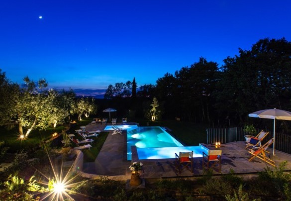 Il tramonto dietro le colline e la piscina che si illumina - Dimora San Germano