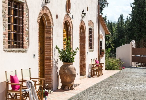 L’ingresso della villa in ghiaia di fiume e il cancello elettrico carrabile – Dimora San Germano