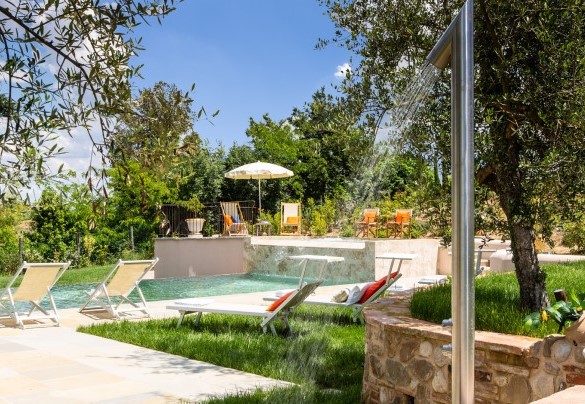 La piscina è igienizzata a sale e corredata di doccia fredda – Dimora San Germano