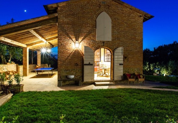 Il fienile avvolto da luci dai toni caldi e soffusi – Dimora San Germano
