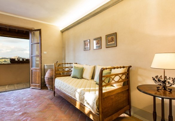 Zona living con angolo cottura e divano letto singolo al primo piano. AP2 – Dimora San Germano