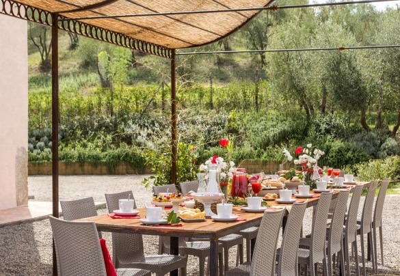 La pergola con il tavolo da colazione  tra la villa e il fienile – Dimora San Germano