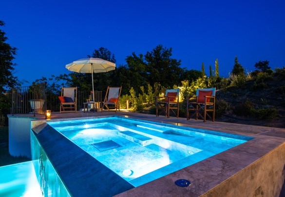 La piscina è corredata d’impianto d’illuminazione a led multicolore – Dimora San Germano
