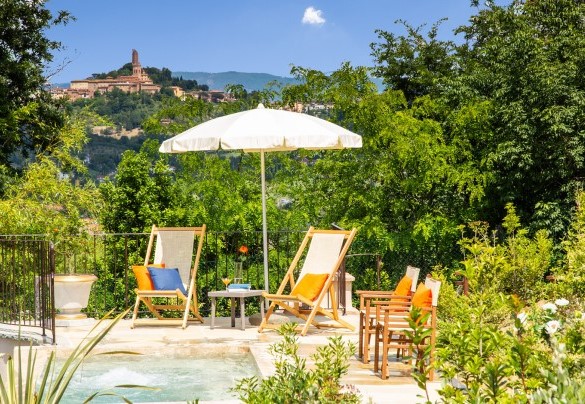 La piscina e San Miniato sullo sfondo – Dimora San Germano