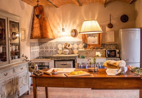 La cucina attrezzata in muratura. AP1 – Dimora San Germano