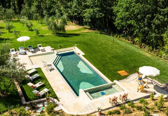 La splendida piscina immersa nel verde curatissimo del parco – Dimora San Germano