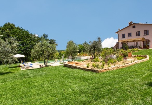 La villa e la piscina nel verde curatissimo del giardino – Dimora San Germano