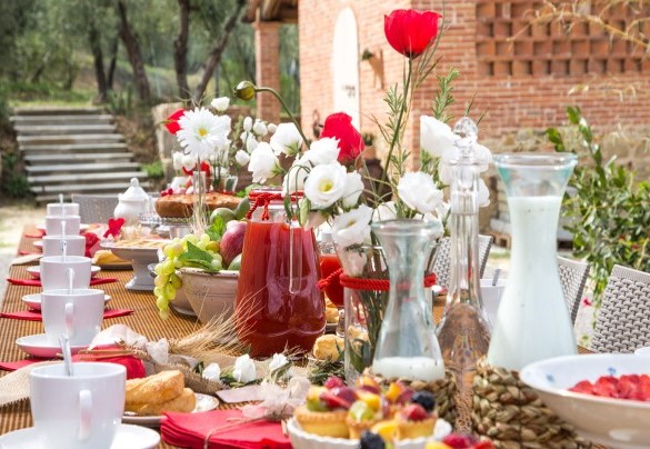 La tavola elegantemente allestita per le colazioni all’aperto, all’ombra della pergola – Dimora San Germano