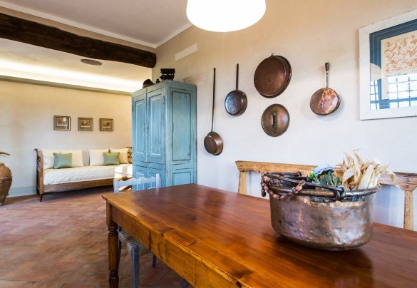 Zona living con angolo cottura e divano letto singolo al primo piano. AP2 – Dimora San Germano