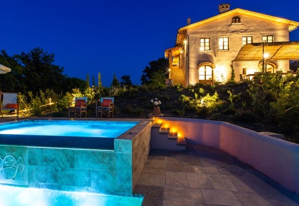 L’illuminazione interna alla vasca e la villa accesa sullo sfondo - Dimora San Germano