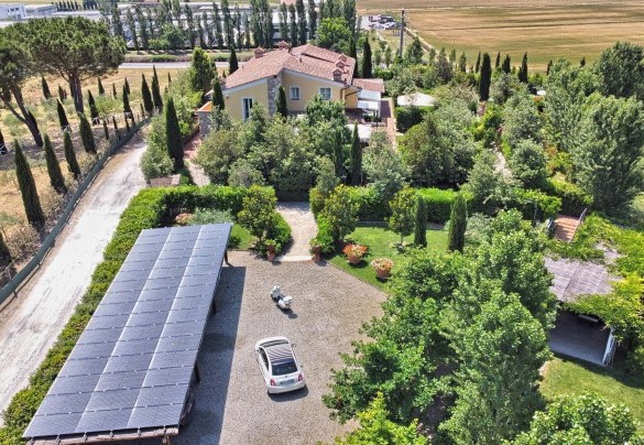 La proprietà è dotata di un'ampia zona parcheggio coperta, situata subito dopo il cancello d'ingresso – Dimora San Jacopo
