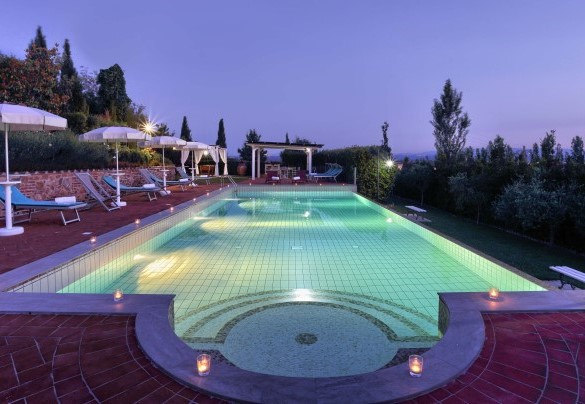 La piscina è utilizzabile anche in notturna grazie all'illuminazione sia interna che esterna alla vasca – Dimora San Jacopo