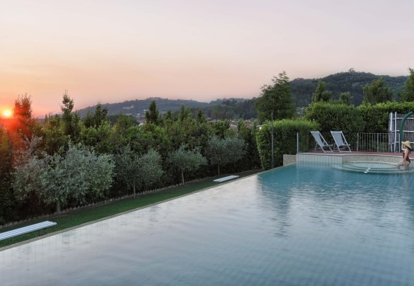 La bellissima piscina a sfioro collocata in splendida posizione riservata e panoramica – Dimora San Jacopo