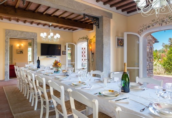 La sala da pranzo con accesso sull’esterno – Dimora San Jacopo