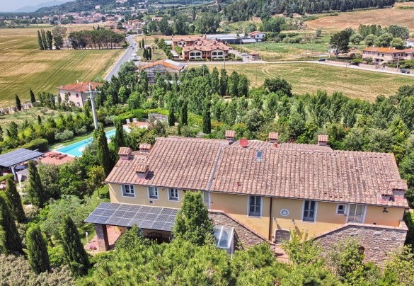 Grazie alla sua composizione, organizzata in un corpo centrale con le zone comuni e in due ulteriori appartamenti il casale si presta ottimamente ad ospitare fino a 21 ospiti – Dimora San Jacopo
