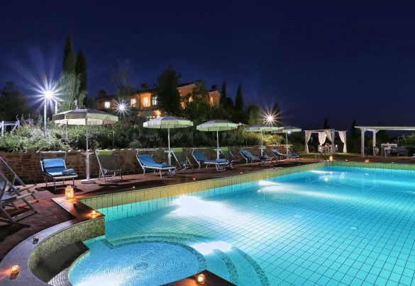 La piscina è utilizzabile anche in notturna grazie all'illuminazione sia interna che esterna alla vasca – Dimora San Jacopo