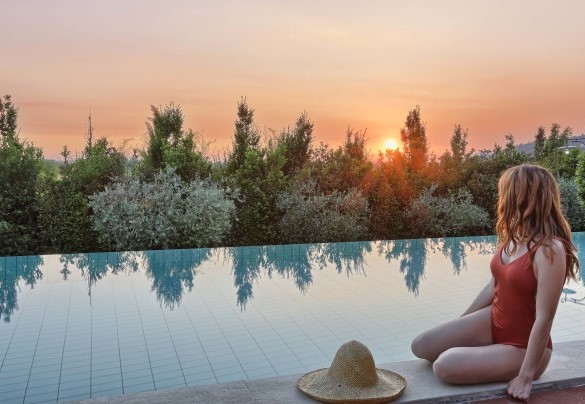 In un’area del giardino affacciata su un paesaggio aperto e panoramico è adagiata la bellissima piscina a sfioro – Dimora San Jacopo