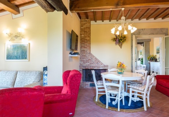 La zona salotto collegata con la sala da pranzo – Dimora San Jacopo