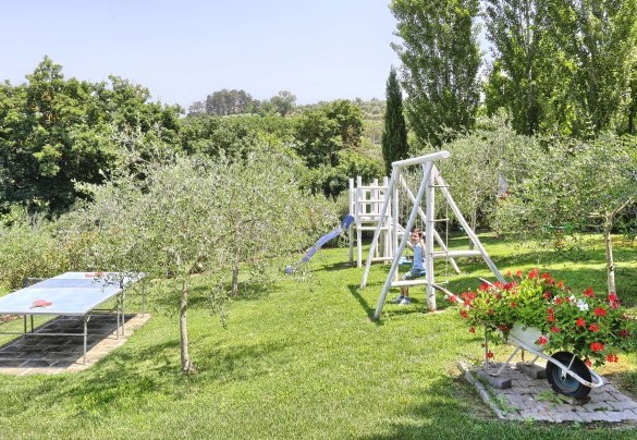 Nell'uliveto della proprietà, accessibile da una scalinata posta nei pressi dell'area parcheggio, è collocato un tavolo da ping pong, altalena e scivolo per bambini – Dimora San Jacopo