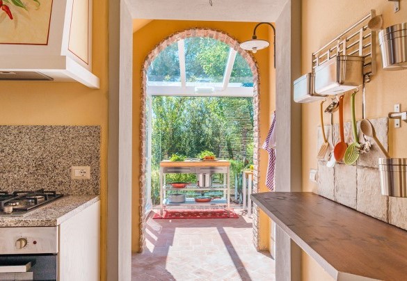 La cucina principale, divisa in due ambienti – Dimora San Jacopo