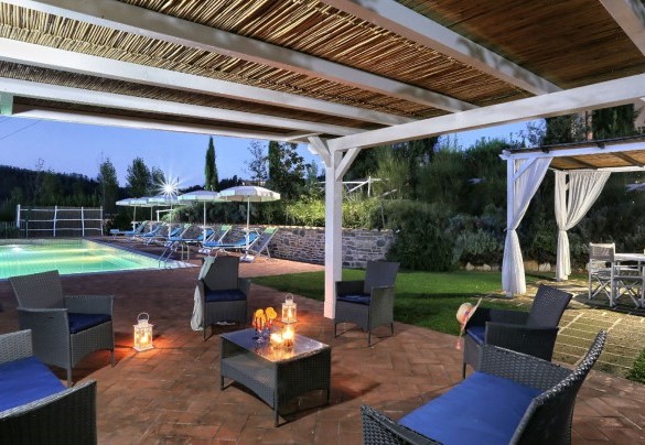La villa è immersa nel verde accudito di un rigoglioso giardino – Dimora San Jacopo