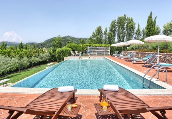 La piscina è larga 6 x 14 m ed ha una profondità che da 1.30 accresce fino a 2.70 m – Dimora San Jacopo