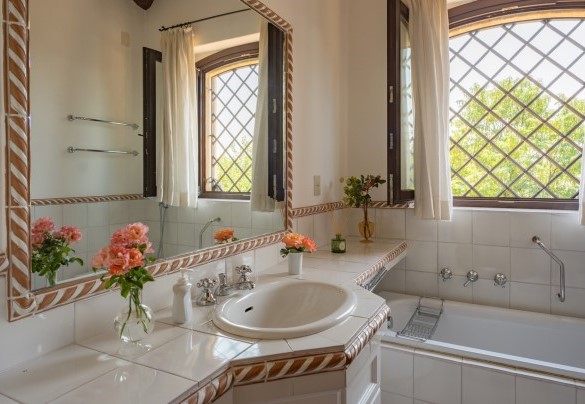 Bagno en suite con vasca n. 2 al piano superiore – Dolce Collina