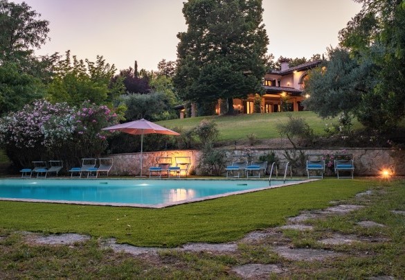La piscina si trova in posizione inferiore rispetto alla villa, ad una distanza di circa 50 m – Dolce Collina