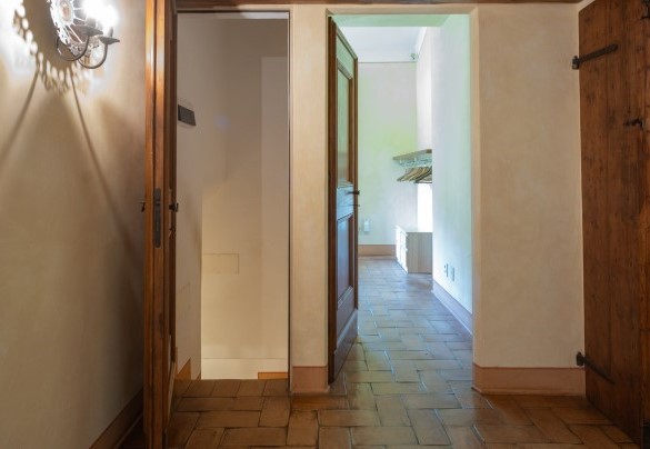 Disimpegno con scala per il piano terra – Dolce Collina